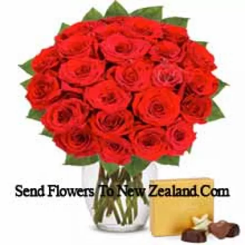 31 Roses Rouges avec quelques Fougères dans un Vase en Verre Accompagné d'une Boîte de Chocolats Importés