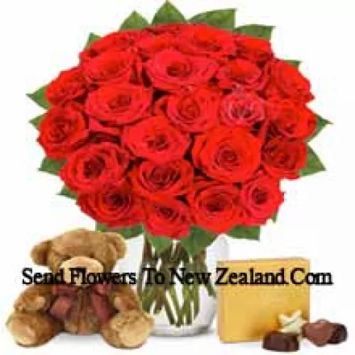 31 Roses Rouges avec des Fougères dans un Vase en Verre Accompagnées d'une Boîte de Chocolats Importés et d'un Mignon Ours en Peluche Marron de 12 Pouces de Hauteur