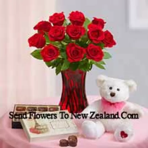 11 Roses Rouges Avec Quelques Fougères Dans un Vase en Verre, un Mignon Ours en Peluche Blanc de 12 Pouces de Hauteur et une Boîte de Chocolats Importés