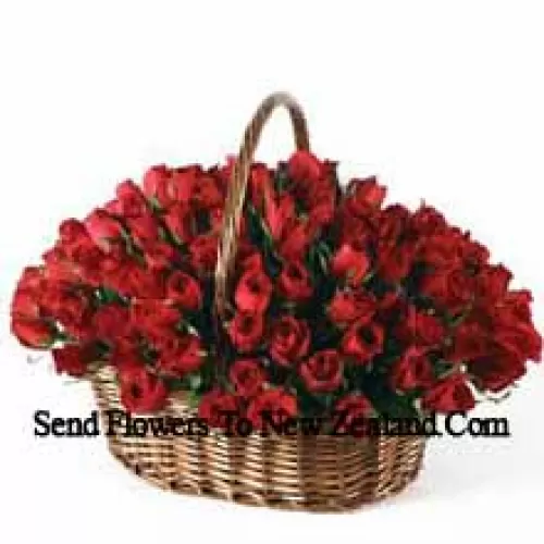 Un magnifique arrangement de 101 roses rouges avec des remplisseurs saisonniers