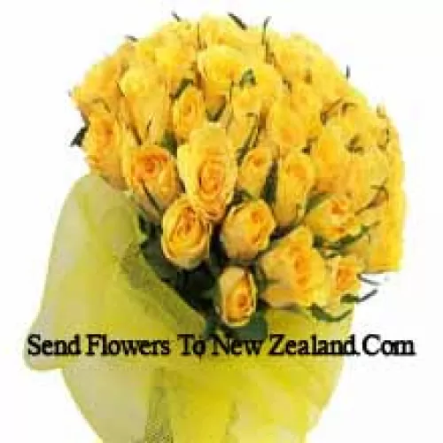 Bouquet de 37 roses jaunes avec des garnitures saisonnières