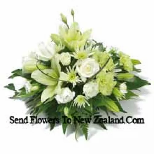 Une belle arrangement de roses blanches, de œillets blancs, de lis blancs et de fleurs blanches assorties avec des remplissages saisonniers