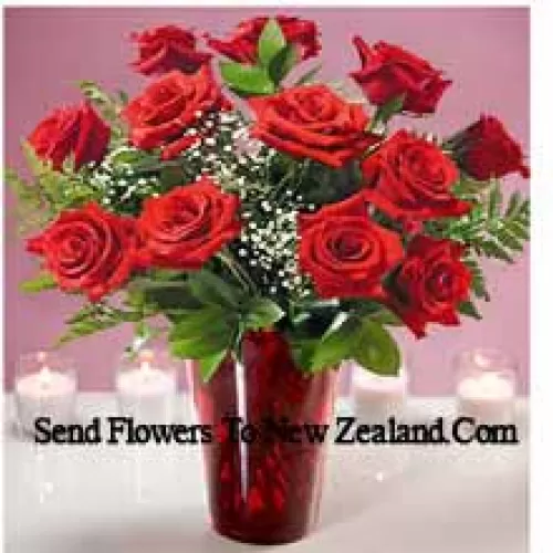 11 Roses Rouges Avec Quelques Fougères Dans Un Vase En Verre