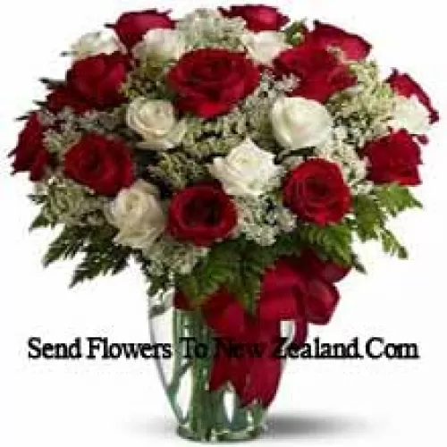 15 Roses Rouges et 10 Roses Blanches Avec Quelques Fougères Dans un Vase en Verre