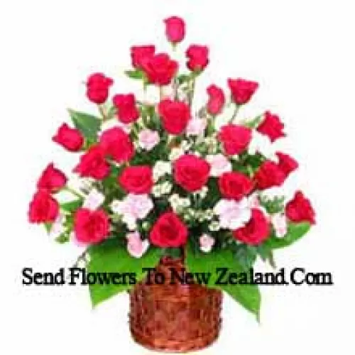 Panier de 25 roses rouges avec des remplissages