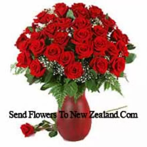 41 roses rouges et remplissages saisonniers dans un vase en verre