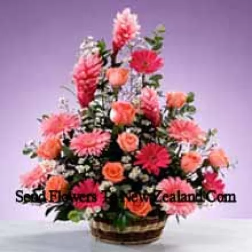 Panier de fleurs assorties comprenant des gerberas, des roses et des remplissages saisonniers