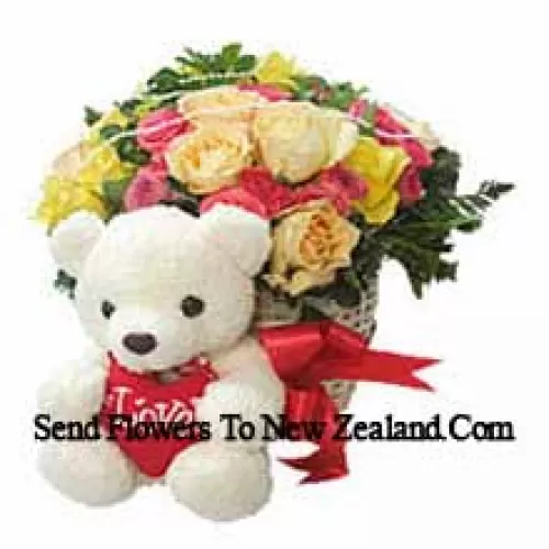 Panier de 25 roses de couleurs mélangées avec un ours en peluche de taille moyenne