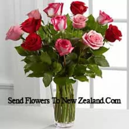 5 Roses Rouges, 4 Roses Roses et 4 Roses Bicolores Avec des Remplissages Saisonniers Dans un Vase en Verre